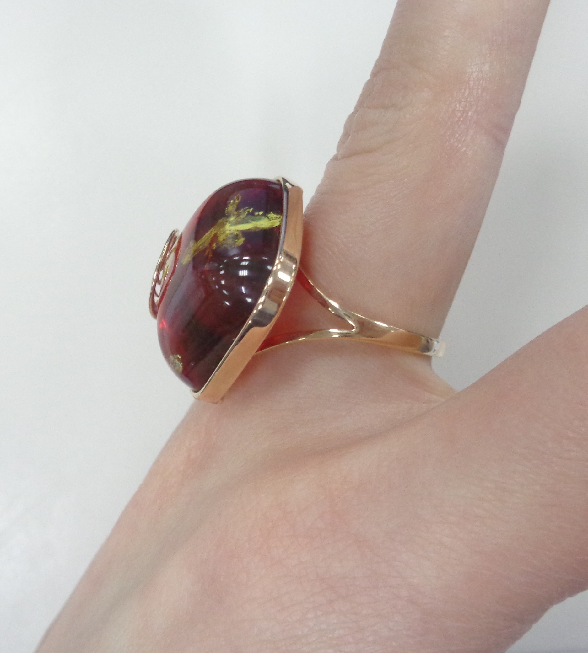 Серебряное кольцо с янтарем